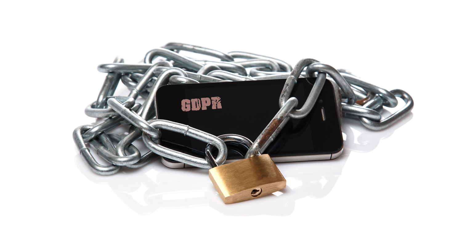 GDPR-privacy-policy_smartphone-chain-and-padlock_web